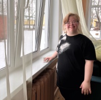 Уборка комнаты с молодыми инвалидами